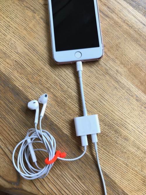 iPhoneでイヤホンを使いながら充電するアダプター